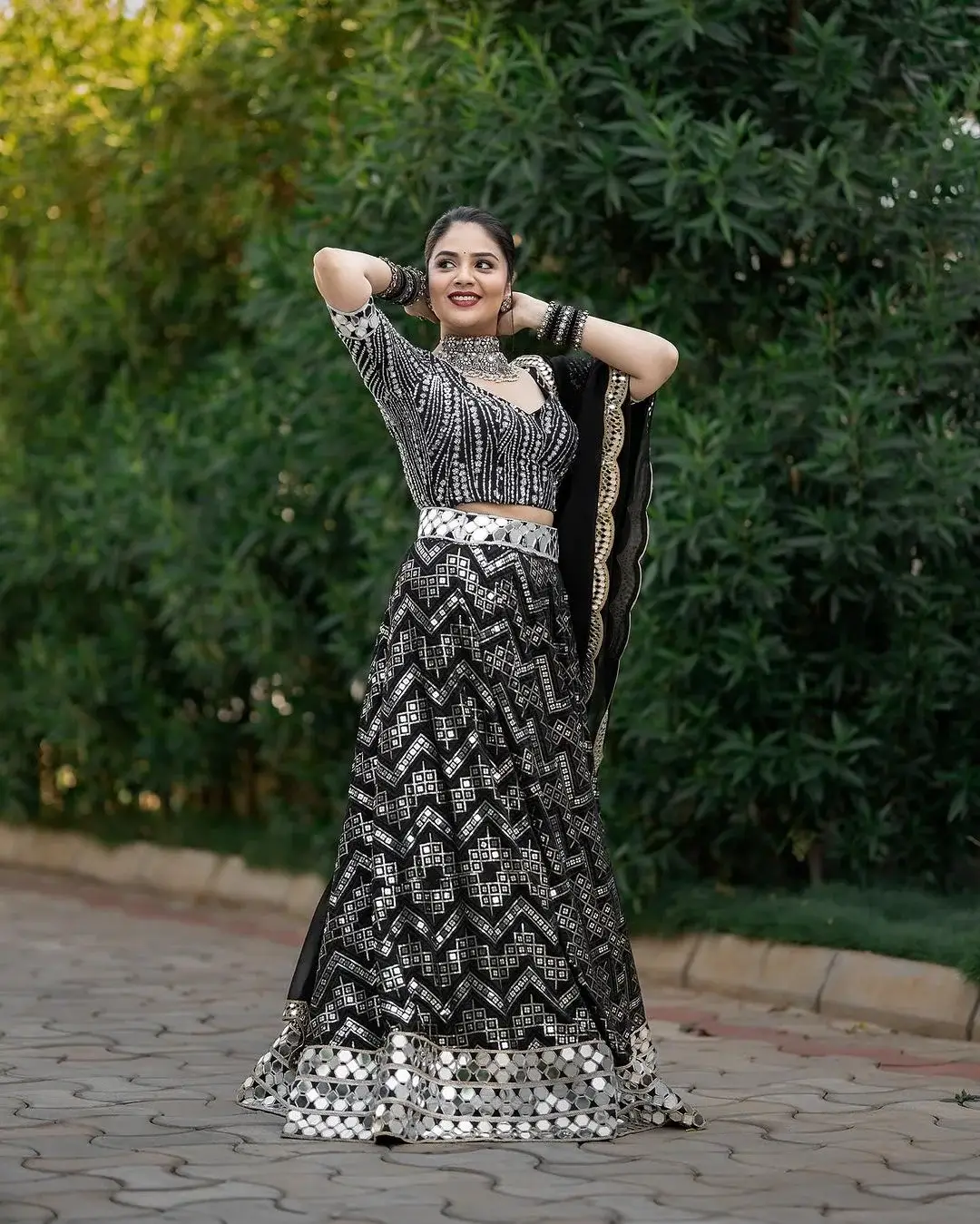 BEAUTIFUL INDIAN TV GIRL SREEMUKHI IN BLACK HALF SAREE 5